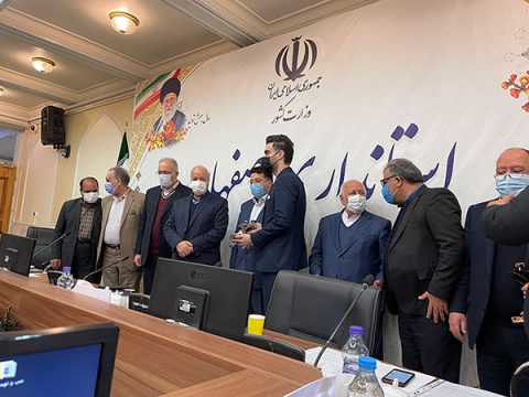 اهدا تندیس رعایت حقوق مصرف کننده به میثم شکری ساز