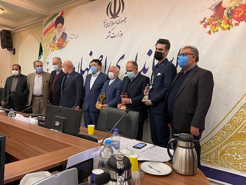 اهدا تندیس رعایت حقوق مصرف کننده به میثم شکری ساز