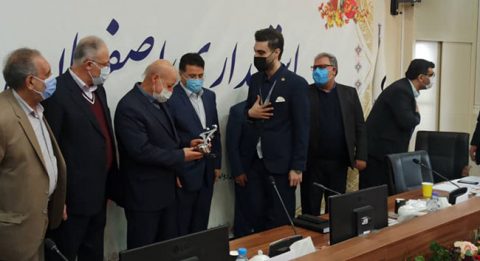 اهدا تندیس رعایت حقوق مصرف کننده به میثم شکری ساز