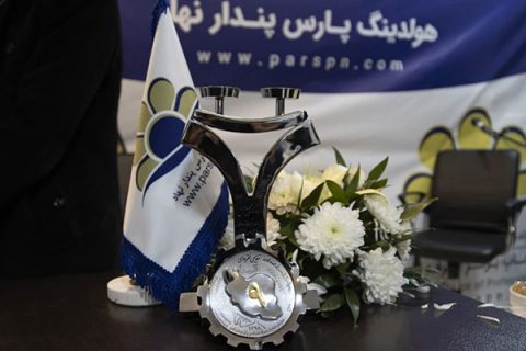 اهدا تندیس رعایت حقوق مصرف کننده به میثم شکری ساز