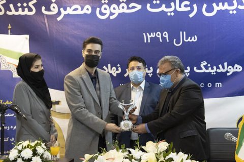 اهدا تندیس رعایت حقوق مصرف کننده به میثم شکری ساز