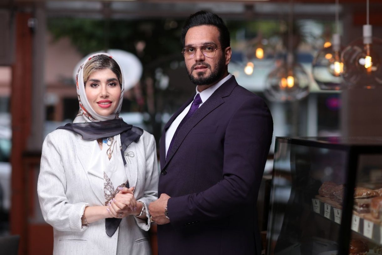 احمد ایوبی پور در کنار مژده شکری ساز