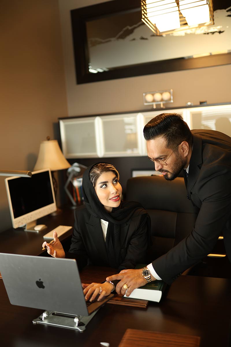 احمد ایوبی پور در کنار همسرش